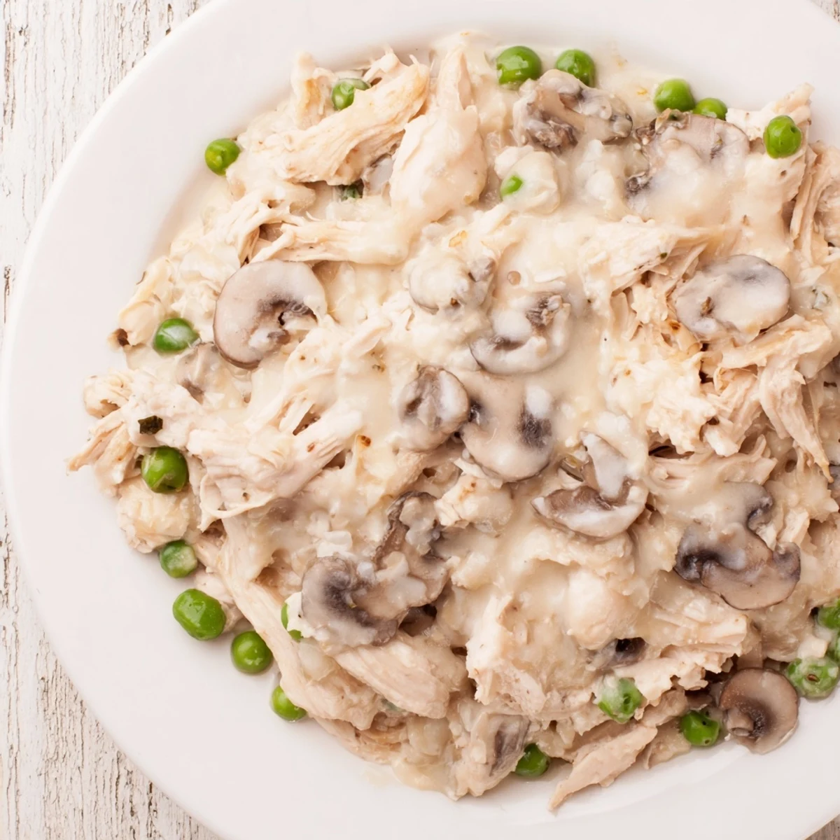 Creamy Chicken Alfredo Slow-Cooker Dump Meal with tender chicken and a rich, decadent sauce.