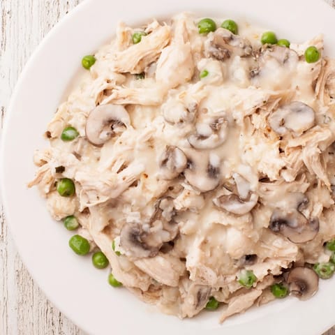 Creamy Chicken Alfredo Slow-Cooker Dump Meal with tender chicken and a rich, decadent sauce.