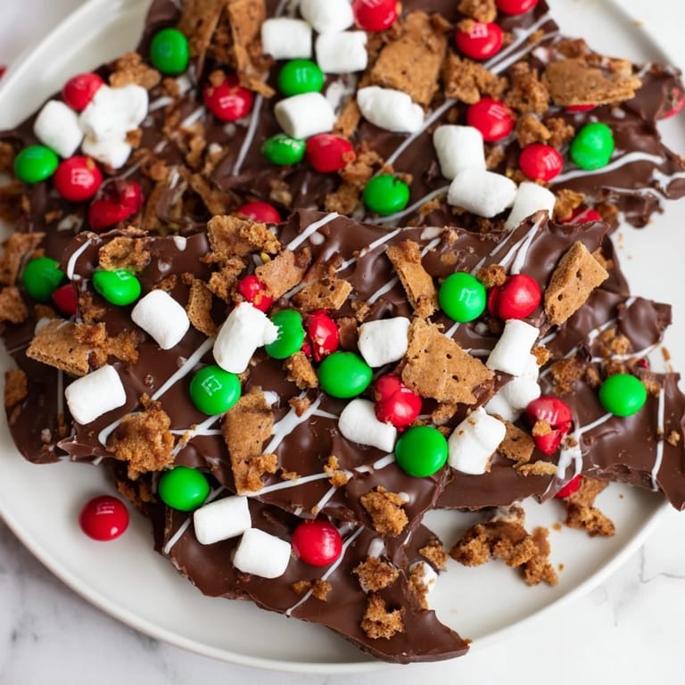 Look at this delicious Quick Christmas Smores Bark: a festive chocolate bark with crunchy and melty textures.